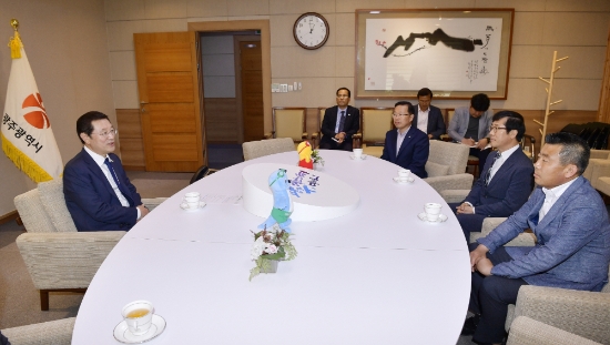 이용섭 광주광역시장이 16일 오후 시청 3층 접견실에서 임동춘 광주버스조합 이사장, 박상복 광주지역버스 노조위원장과 면담을 갖고 2019년 임금·단체협약 협상 타결에 대한 감사의 인사를 전하고 있다./사진=광주광역시