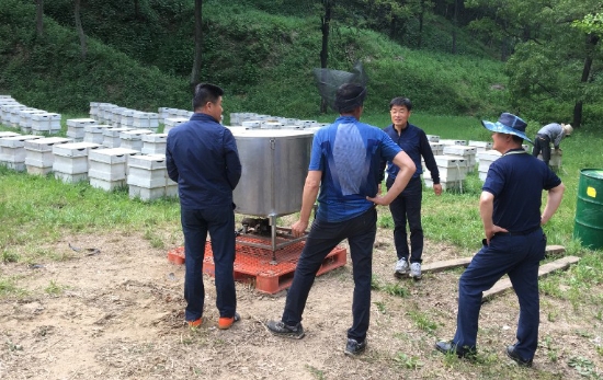지난 14~15일 경북 칠곡 이동양봉 농가를 찾아 고품질 벌꿀 다량채밀 현지 기술지원에 나섰다./사진=함평군