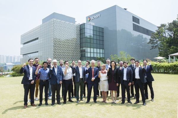 안은억 GC녹십자엠에스 대표(앞줄 오른쪽에서 다섯 번째)가 지난 15일 경기도 용인시 GC녹십자 본사에서 진행된 ‘스위스 바이오벤처 초청 비즈니스 파트너링’ 행사에서 초청된 기업 관계자들과 기념사진을 촬영하고 있다./사진 제공 = GC녹십자