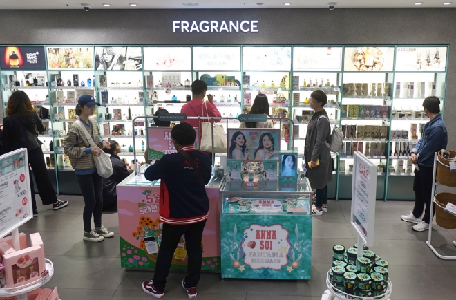 올리브영 명동본점을 방문한 고객들이 향수 존에서 쇼핑하고 있는 모습. / 사진 제공 = CJ올리브네트웍스