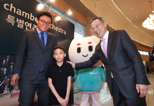 특별연주회에 참석한 황창규 회장(맨 오른쪽) / 사진 제공 = KT