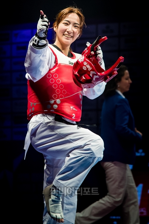 우승을 차지한 뒤 세리머니하는 심재영 선수. 사진_세계태권도연맹 제공