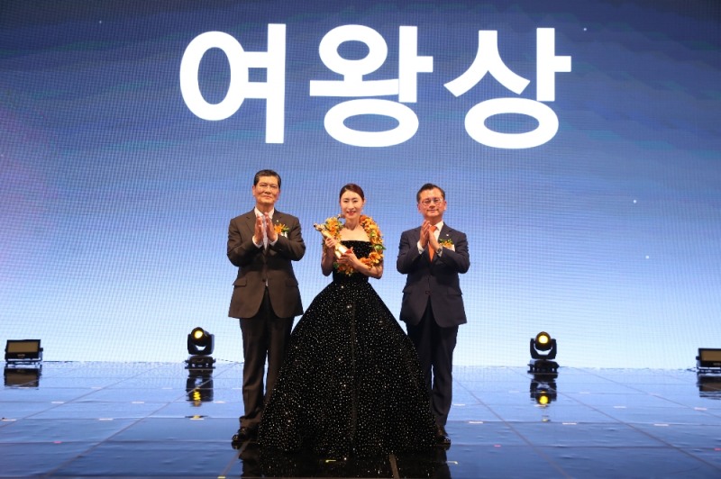 2019년 연도대상 시상식에서 차남규 부회장(왼쪽)과 여승주 사장(오른쪽)이 여왕상을 수상한 강희정 FP명예상무(가운데)와 기념촬영을 하고 있다.