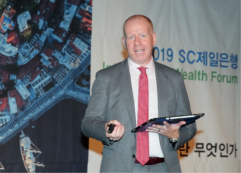 지난 16일, SC제일은행이 서울 종로구 포시즌스호텔에서 개최한 인터내셔널 웰쓰 포럼에서 스티브 브라이스(Steve Brice) SC그룹 글로벌투자전략 헤드가 지속가능 투자에 대해 설명하고 있다.