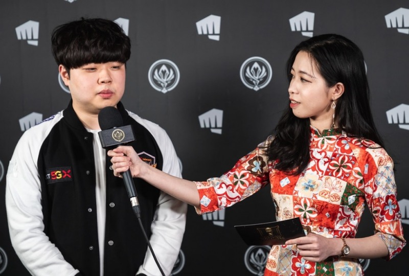 방송 인터뷰에 응하고 있는 SK텔레콤 T1의 정글러 '클리드' 김태민(왼쪽, 사진=라이엇 게임즈 제공).