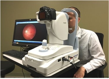 한 환자가 눈 건강을 위해 안저촬영 검사를 실시하고 있다. 대한안과학회 제공