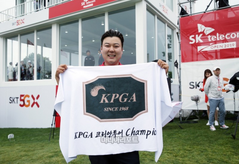 프로 데뷔 첫승을 거둔 함정우. 사진 제공 = 코리안투어.