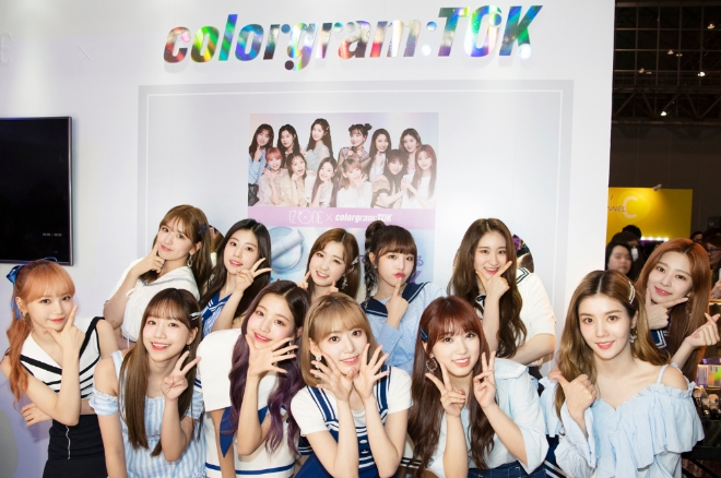 지난 17일 올리브영 '컬러그램톡' 부스를 방문한 걸그룹 아이즈원 모습. / 사진 제공 = CJ올리브네트웍스