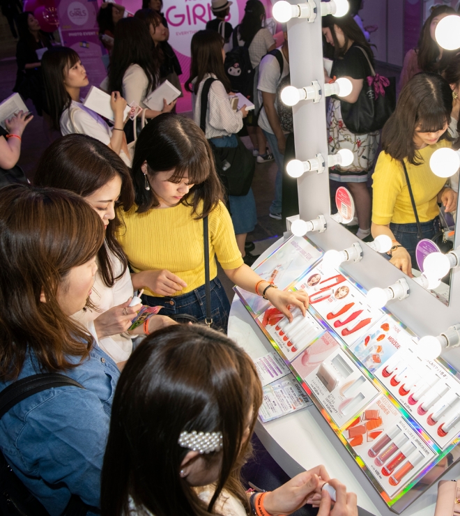 일본 고객들이 올리브영 '컬러그램톡' 부스를 방문해 제품을 체험하고 있다.