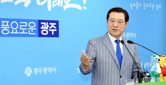 이용섭 광주광역시장이 20일 오후 시청 5층 브리핑실에서 ‘광주광역시 대표음식 선정 비전 발표’ 관련 기자회견을 하고 있다./사진=광주광역시