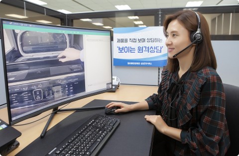 사진=삼성전자서비스의 상담사가 보이는 원격상담 서비스를 이용해 고객에게 세탁기 사용방법을 설명해주고 있다