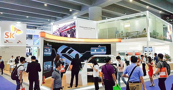 SK종합화학과 SK케미칼 공동 부스가 현지 관람객들로 북적이고 있다. 사진 제공 = SK