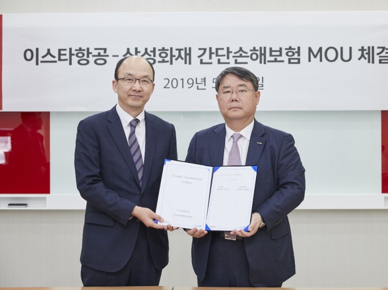 신동구 삼성화재 일반보험본부장(왼쪽)과 이스타항공 최종구 대표(오른쪽)가 21일 서울 강서구 이스타항공 본사에서 업무협약을 체결했다.