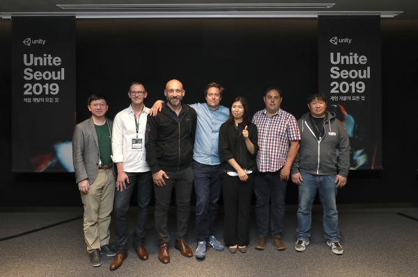 유니티가 '유나이트 서울 2019 현장'에서 유니티 엔진의 발전방향과 개발자 지원 정책을 발표했다. 왼쪽부터 준보 장(Junbo Zhang) 유니티 중화권 대표, 존 엘리엇(John Elliot) 유니티 기술 이사 및 스포트라이트 팀 책임자, 울라스 카라드미르(Ulas Karademir) 유니티 코어 부문 부사장, 데이비드 헬가슨(David Helgason) 유니티 테크놀로지스 창립자, 김인숙 유니티 코리아 대표, 칼 캘러워트(Carl Callewaert) 유니티 글로벌 에반젤리즘 최고 책임자, 김정우 삼성전자 수석.