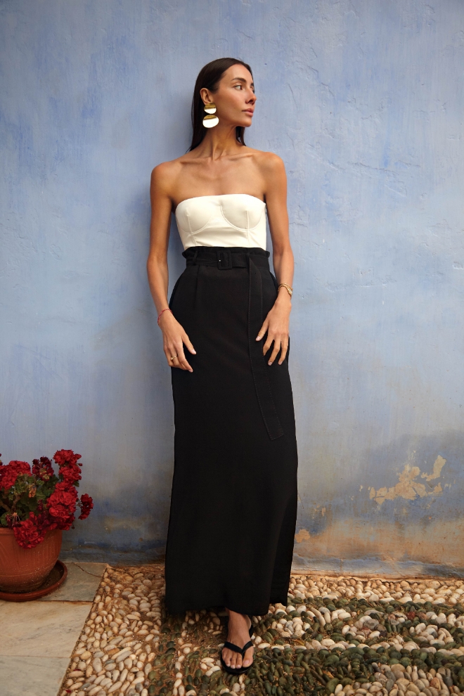 그리스 스페체스 섬에서 촬영한 '줄리 펠리파스' 컬렉션 모습. 사진은 맥시 스커트세로 이미지 / 사진 제공 = 현대백화점그룹