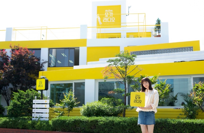 지난 21일 서울 마포구 합정동에 위치한 맥심 모카골드의 다섯 번째 팝업카페 '모카라디오' 앞에서 모델 이나영이 포즈를 취하고 있다. / 사진 제공 = 동서식품