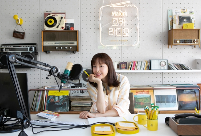지난 21일 서울 마포구 합정동에 위치한 맥심 모카골드의 다섯 번째 팝업카페 '모카라디오'의 DJ부스에서 모델 이나영이 포즈를 취하고 있다.