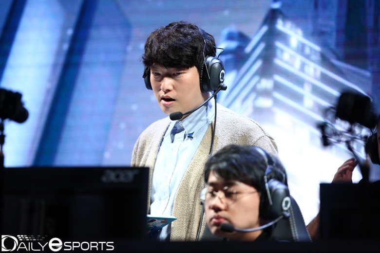 2018년 롤드컵에서 밴픽을 하고 있는 임혜성 코치.