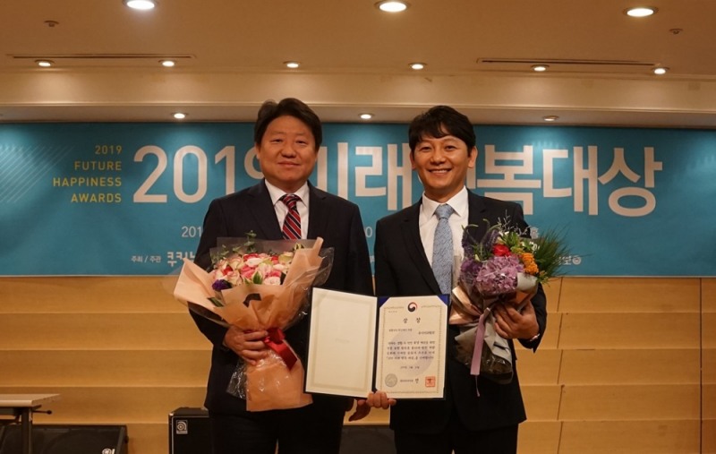 ‘2019 미래행복대상’ 행정안전부 장관상을 수상한 진세식 유디치과협회장(우)과 김종명 ㈜유디 사장(좌)이 기념촬영을 하고 있다.