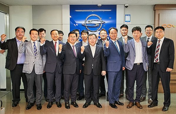 예병태 쌍용차 신임 사장(첫째줄 가운데)이 지난 15일 쌍용자동차 서울강남본부에서 본부 산하 대리점 대표들과 만난 뒤 목표 달성 의지를 다지며 파이팅을 외치고 있다. / 사진 제공 = 쌍용자동차