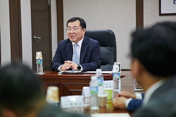 사진은 예병태 쌍용차 신임 사장이 지난 15일 쌍용자동차 서울강남본부에서 본부 산하 대리점 대표들과 만나 경영 현황 및 사업 비전을 공유하고 다양한 의견을 청취하고 있는 모습.