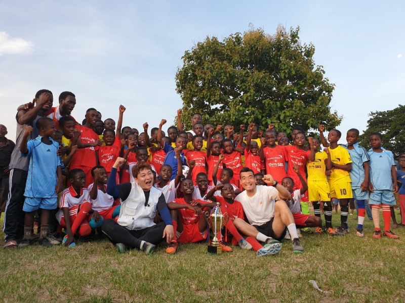 개그맨 노우진·축구해설위원 조원희, 아프리카 가나 방문해 축구 꿈나무 응원