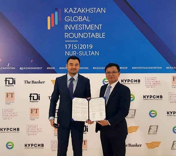 사진=(주)케이메디칼랩 이근영 대표이사와(우) 카작인베스트(KAZAKH INVEST) 부대표 Rustam Issatayev(좌)