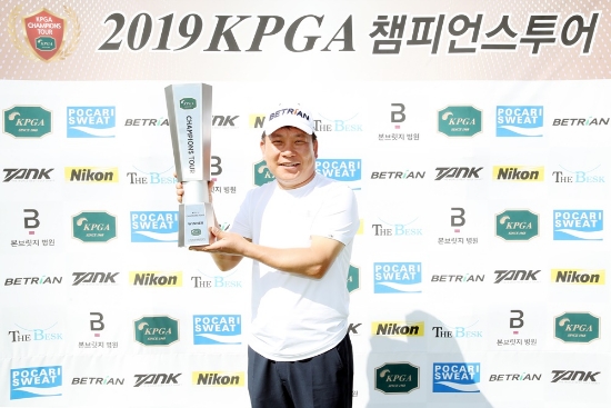 2019 KPGA 챔피언스투어 1회 대회 시니어부문 우승자 김종민. 사진=KPGA 제공