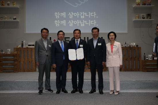 22일 서울시청 대회의실에서 열린 서울-지방 상생발전 좌담회에 참석해 박원순 서울시장과 ‘상생협력을 위한 협약서’에 상호 서명하였다./사진=함평군