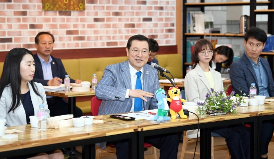 이용섭 광주광역시장이 22일 시청 3층 협업회의실에서 열린 '직원들과의 희망 토크'에 참석해 직속기관 사업소에서 민생 현장업무를 수행하는 직원들과 대화를 나누고 있다./사진=광주광역시