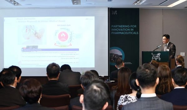 사진은 박찬희 JW중외제약 신약연구센터장이 지난 21일 신라호텔에서 열린 ‘한국과 덴마크 수교 60주년 기념 세미나’에서 덴마크 레오파마와의 전략적 파트너십에 대해 소개하고 있다./사진 제공 = JW중외제약