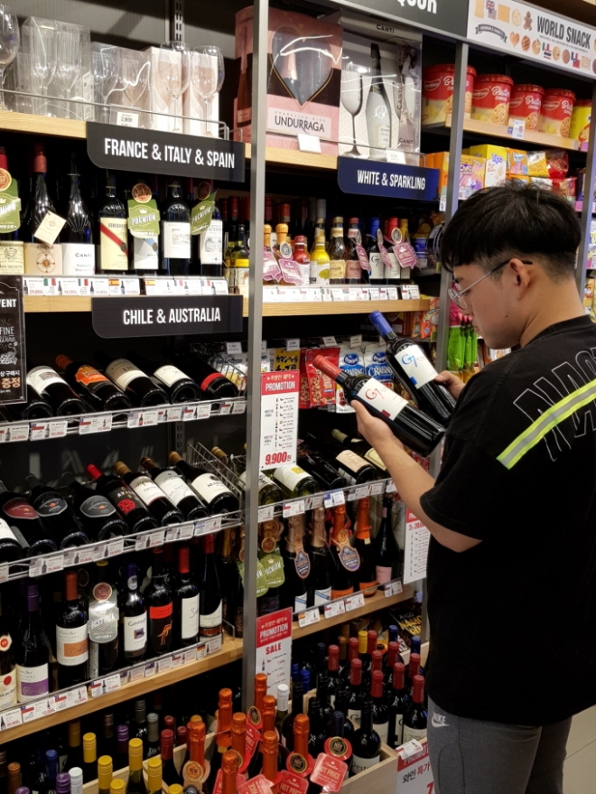 이마트24에서 고객이 와인을 살펴보고 있다. / 사진 제공 = 이마트24