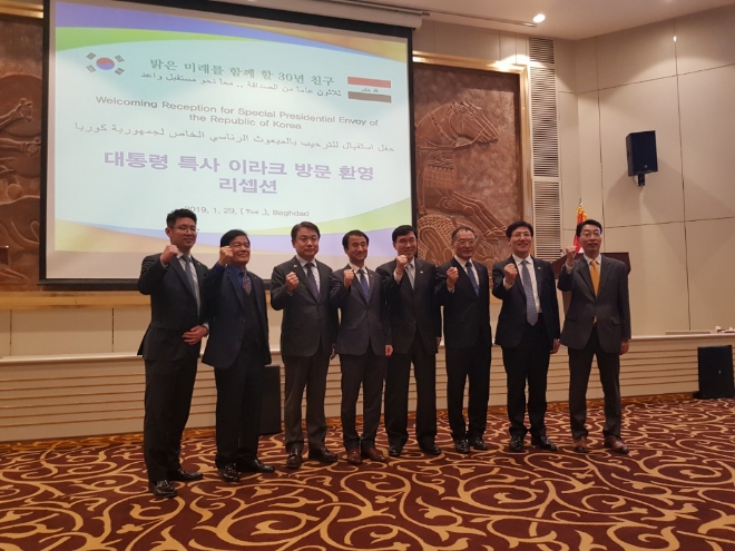 현대건설 정진행 부회장(왼쪽 세 번째)이 한·이라크 특사단과 함께 기념촬영을 하고 있다.