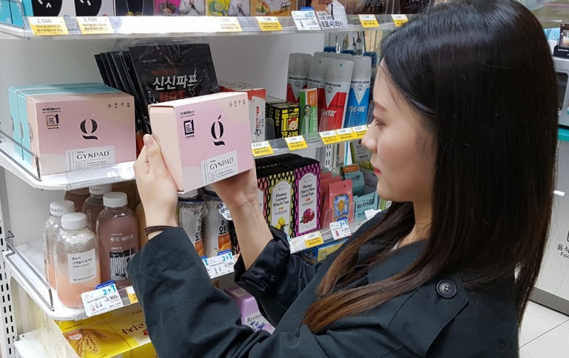 고객이 GS25에서 가인패드를 살펴보고 있는 모습. /사진 제공 = GS리테일