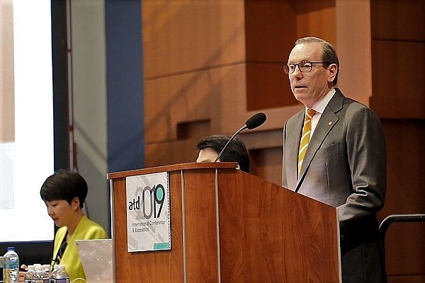 주한미군 사령관 출신 버나드 샴포 한화디펜스 부사장이 한화그룹의 ‘승진후보자과정’을 소개하는 기조연설을 진행하고 있다. / 사진 제공 = 한화그룹