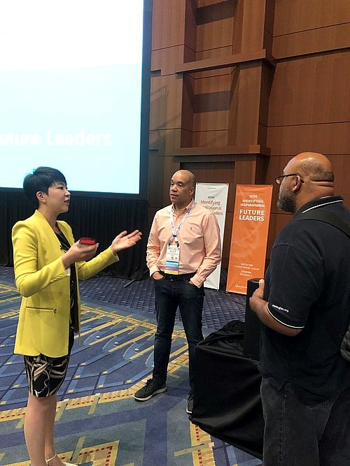 한화그룹의 발표에 글로벌 기업의 인재개발 담당자들이 관심을 보이며 질의 응답을 진행하고 있다.