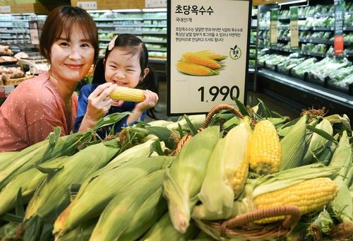 23일 서울 등촌동 홈플러스 강서점에서 아이와 모델이 초당 옥수수를 선보이고 있다. / 사진 제공 = 홈플러스