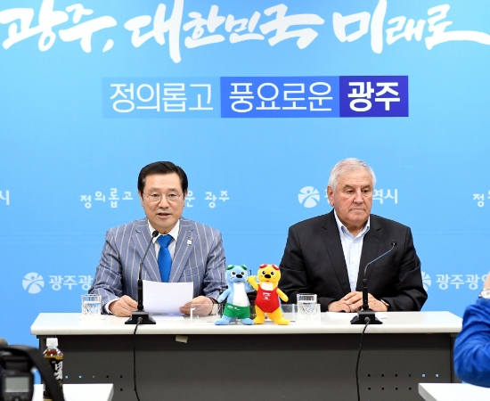 이용섭 광주광역시장이 23일 오후 시청 5층 브리핑룸에서 2019광주세계수영선수권대회 기자회견을 개최하고 코넬 마르쿨레스쿠 국제수영연맹(FINA) 사무총장과 함께 관련 내용을 설명하고 있다./사진=광주광역시