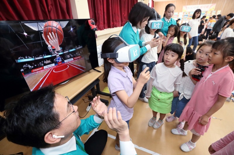 23일 울릉도 저동초등학교 학생들이 기가라이브TV(GiGA Live TV)로 실감형 고품질 VR콘텐츠를 체험하고 있다.