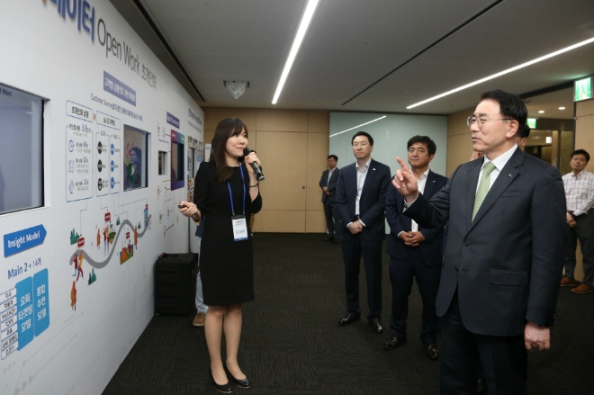 신한카드(사장 임영진)는 신한카드 본사인 서울 을지로에 위치한 파인애비뉴에서 신한금융그룹 조용병 회장 등 임직원이 참여한 가운데 `제3회 빅데이터 Open Work(이하 빅데이터 오픈워크)’를 개최했다고 23일 밝혔다. 신한금융그룹 조용병 회장이 빅데이터 오픈워크에 참석해 초개인화 서비스에 대한 설명을 듣고 있다. / 사진 제공 = 신한카드