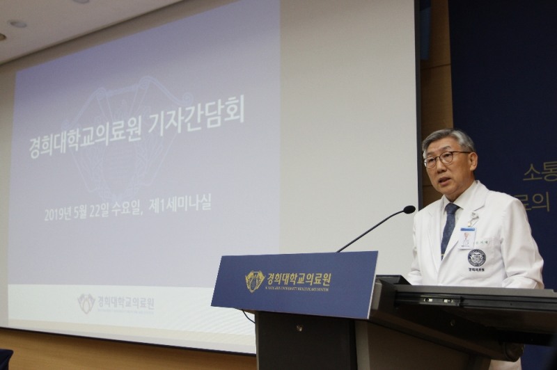 경희대학교의료원 김기택 의무부총장이 기자간담회에서 환영사를 하고 있다.