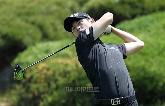 1라운드 1번 홀에서 유일하게 투 온으로 버디를 낚아내는데 성공한 박준섭. 이천=김상민 기자
