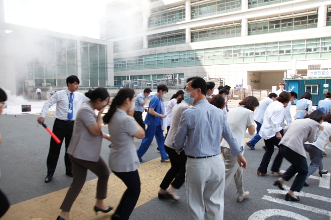 건국대병원은 23일 응급의료센터 앞에서 소방종합훈련을 실시했다. 폭발물 테러로 화재가 발생한 상황으로 직원과 환자들이 대피하고 있다. / 사진 제공 = 건국대학교 병원