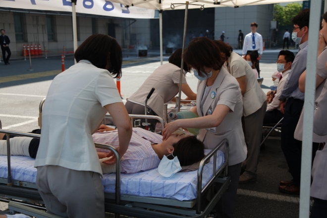 건국대병원은 23일 응급의료센터 앞에서 소방종합훈련을 실시했다. 의료진이 응급처지를 하고 있는 모습.