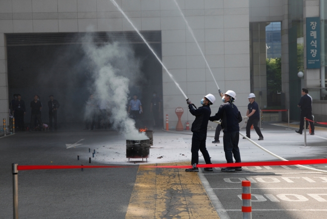 건국대병원은 23일 소방종합훈련을 실시했다. 테러로 인한 화재 상황에서 화재를 진압하는 모습.