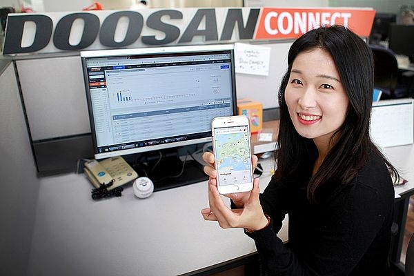 사진은 두산인프라코어가 지난해 출시한 두산커넥트 모바일 앱을 담당 직원이 보여주고 있는 모습. / 사진 제공 = 두산인트라코어