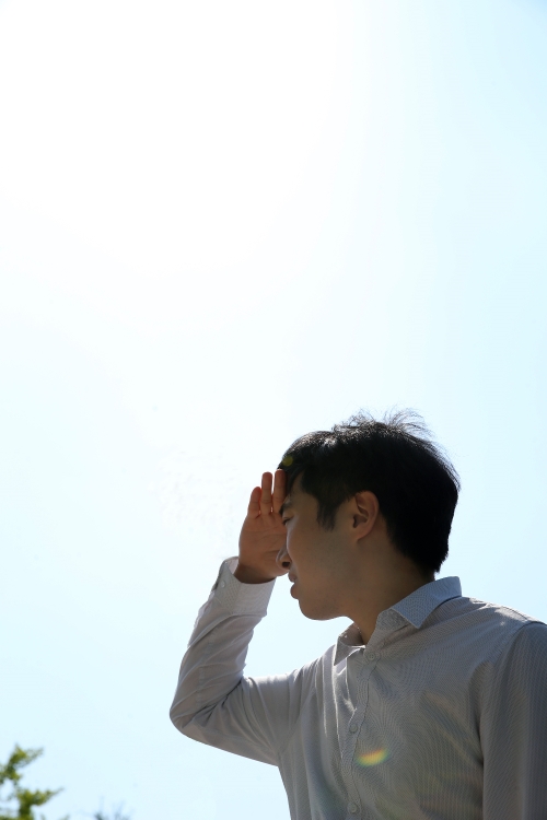 벌써 여름? 전국 곳곳 폭염특보, '강한 햇빛' 낮 기온 33도까지