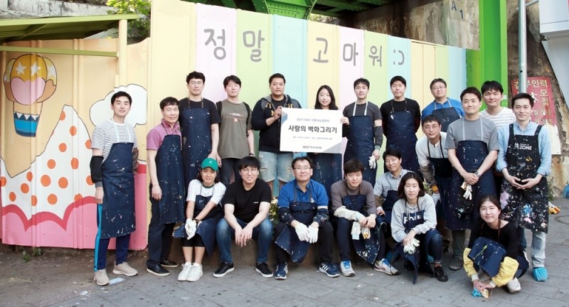 HDC현대산업개발 개발운영사업본부 임직원들이 남영역 지하보도에서 '사랑의 벽화그리기'에 참여하고 기념사진을 촬영했다.