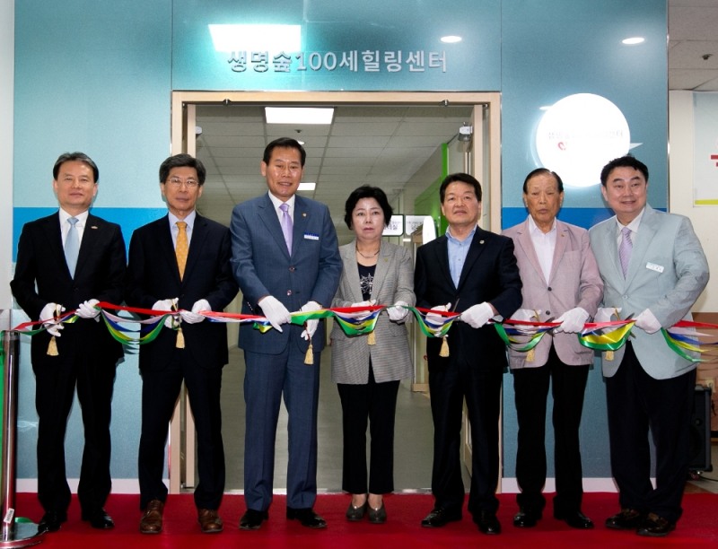 (왼쪽부터 전석복지재단 정연욱 이사장, 이종서 생명보험재단 이사장, 김재종 옥천군수, 강정옥 옥천군 지역사회보장협의체 민간위원장, 신강섭 도청보건복지국장, 임계호 대한노인회 옥천군지회장, 오재훈 복지관장)