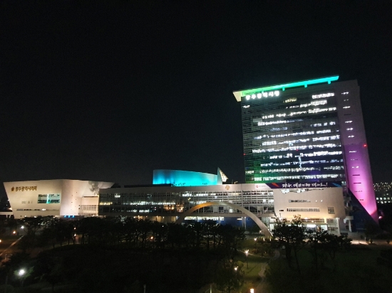 2019광주세계수영선수권대회의 성공 개최를 위해 청사 야간경관을 새롭게 단장했다./사진=광주광역시
